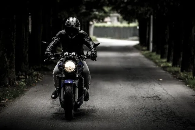 Profesjonalny ubiór ma motor w zasięgu ręki