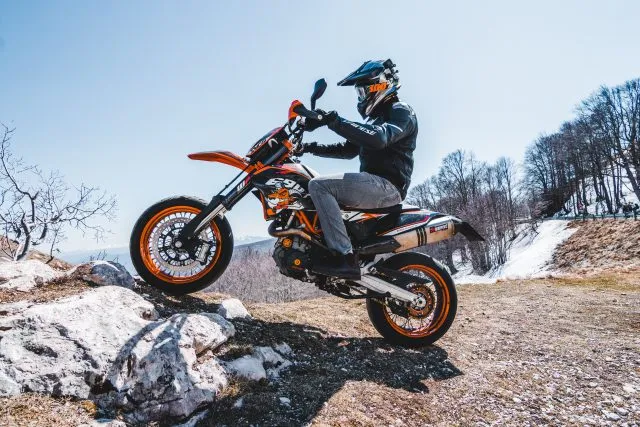 Kaski off-road - Czy warto zainwestować w specjalny kask do jazdy w terenie?