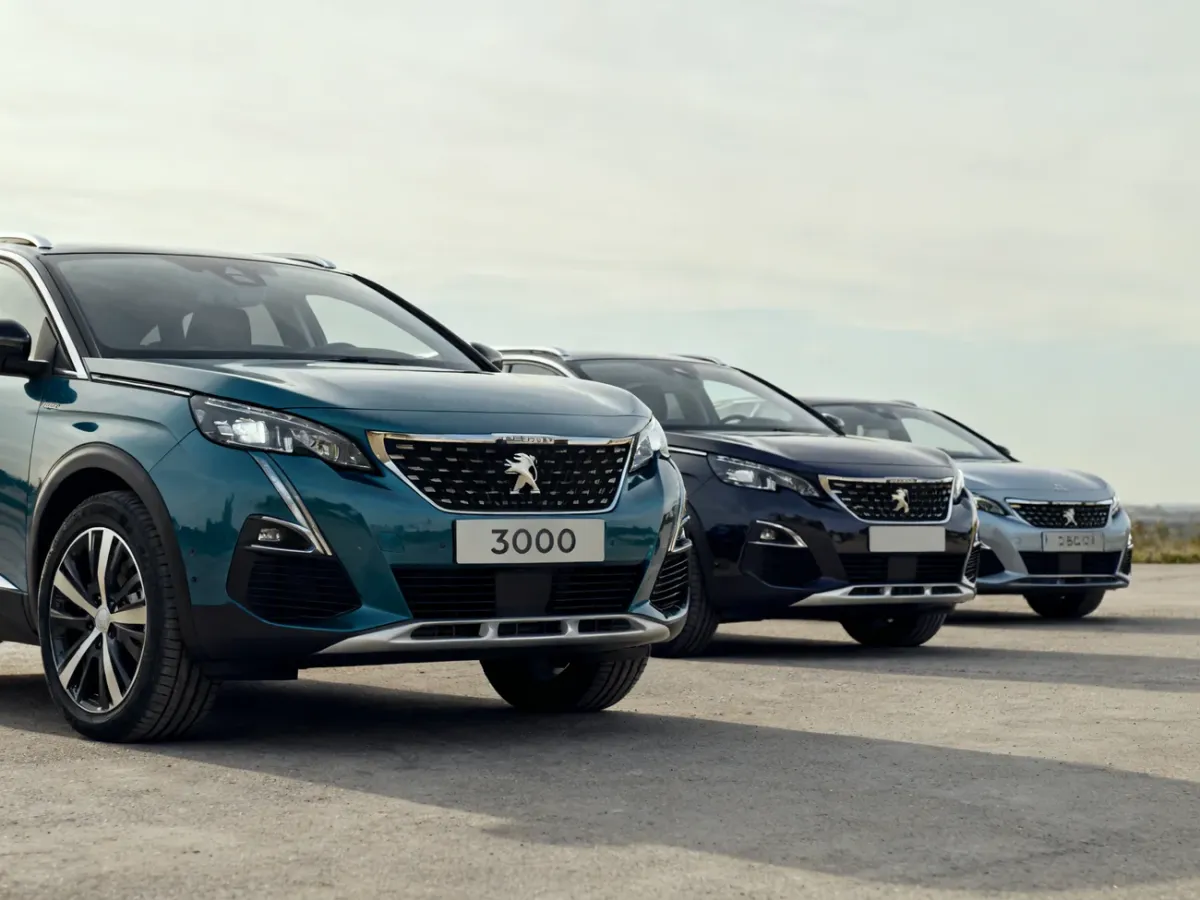 Trzy generacje Peugeota 3008 ustawione obok siebie