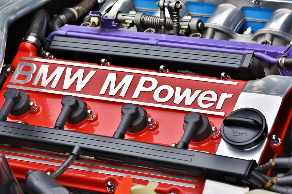 Silnik BMW M3 przygotowany do sportowej rywalizacji, podkreślający wyścigowy charakter jednostki napędowej.