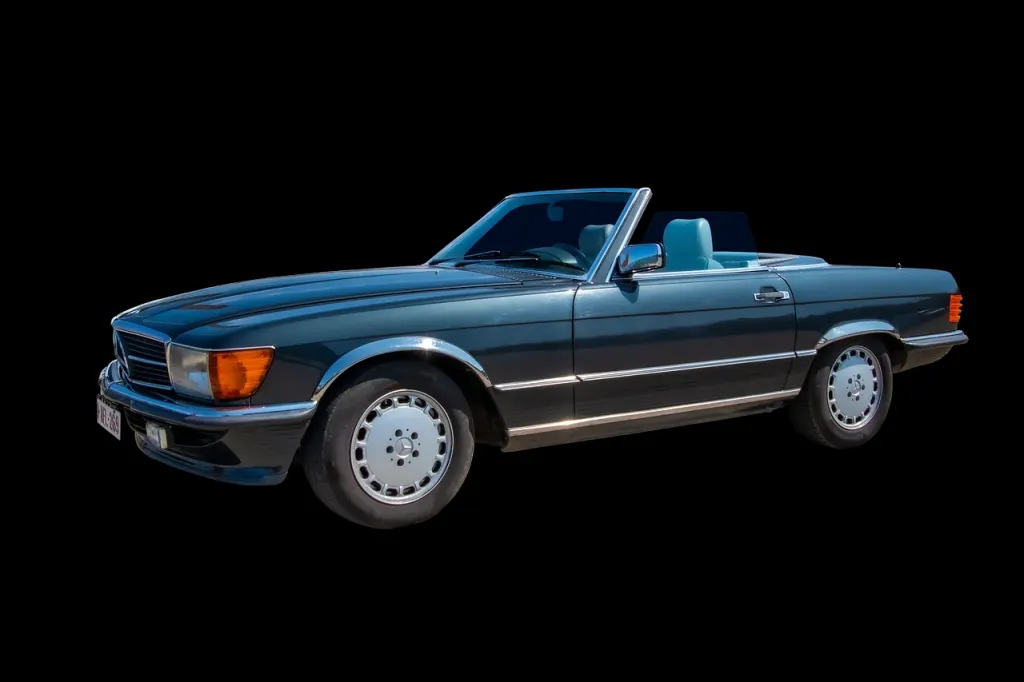 Zabytkowy samochód sportowy marki Mercedes w doskonałym stanie, prezentujący klasyczną elegancję motoryzacji.